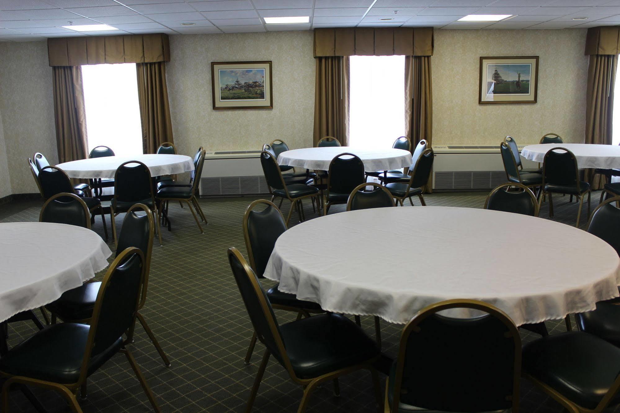 Holiday Inn Express Hotel & Suites Warrenton By Ihg Exterior photo